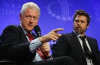 El ex presidente Bill Clinton junto a Brad Pitt